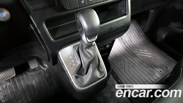 Hyundai Staria 2025 — фото 9