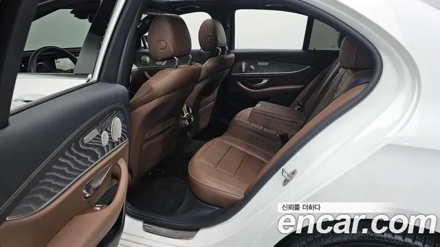 Mercedes-Benz E-Class 2022 — фото 11