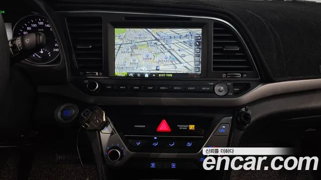 Hyundai AVANTE 2017 — фото 14