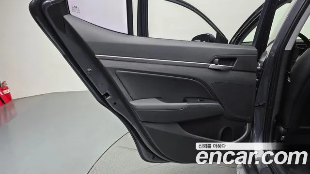 Hyundai AVANTE 2016 — фото 15