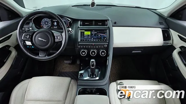 Jaguar E-PACE 2020 — фото 10
