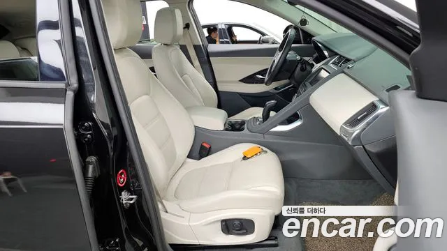 Jaguar E-PACE 2020 — фото 18