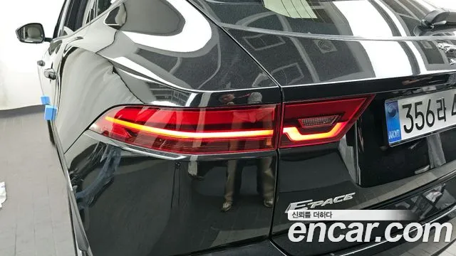 Jaguar E-PACE 2020 — фото 9