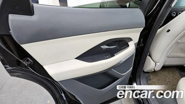 Jaguar E-PACE 2020 — фото 15