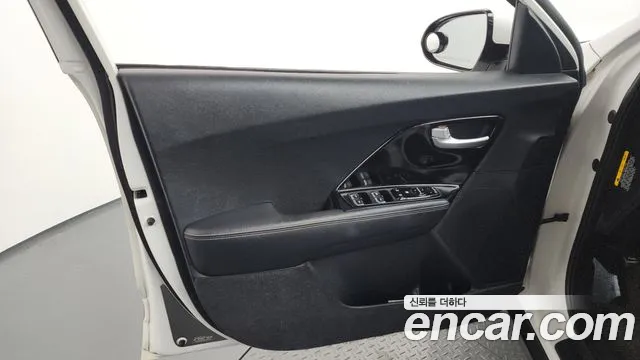 Kia Niro 2017 — фото 14