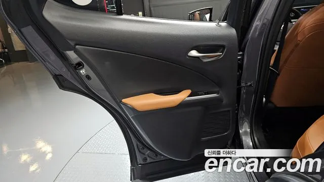 Lexus UX 2022 — фото 15