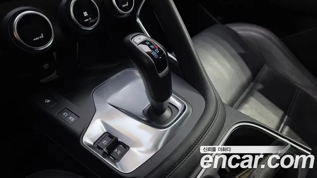Jaguar E-PACE 2018 — фото 12