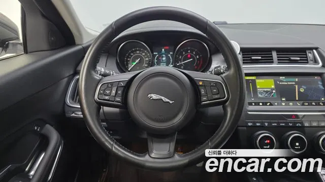 Jaguar E-PACE 2018 — фото 19