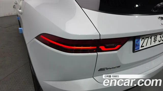 Jaguar E-PACE 2018 — фото 9