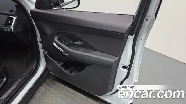 Jaguar E-PACE 2018 — фото 14