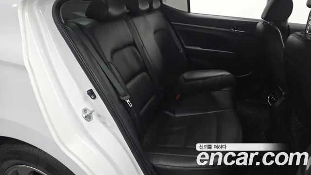 Hyundai AVANTE 2017 — фото 11