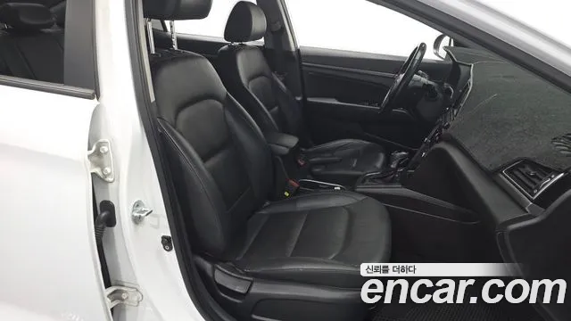Hyundai AVANTE 2017 — фото 12