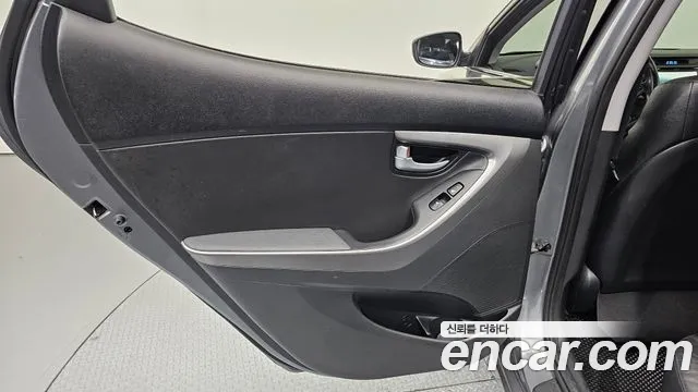 Hyundai AVANTE 2016 — фото 15