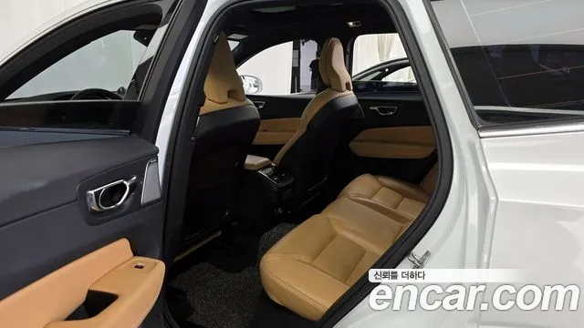 Volvo XC60 2019 — фото 11
