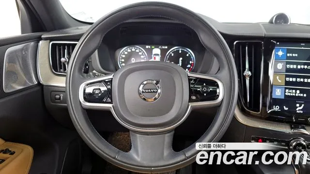 Volvo XC60 2019 — фото 13
