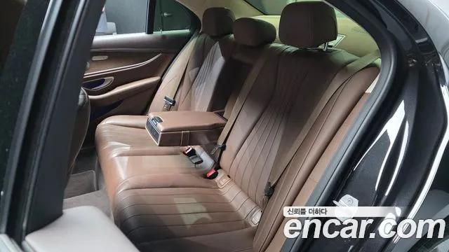 Mercedes-Benz E-Class 2018 — фото 16