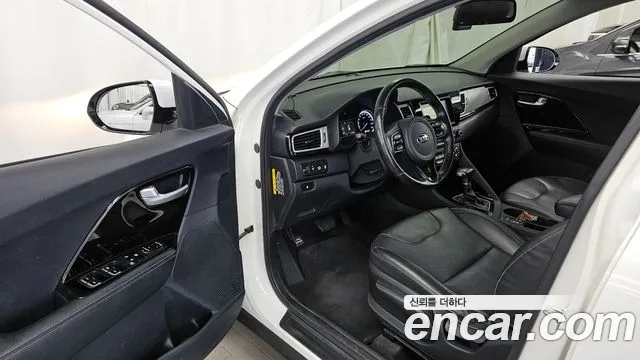 Kia Niro 2018 — фото 10