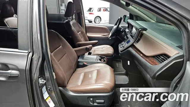 Toyota Sienna 2019 — фото 10