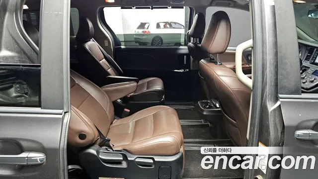 Toyota Sienna 2019 — фото 11