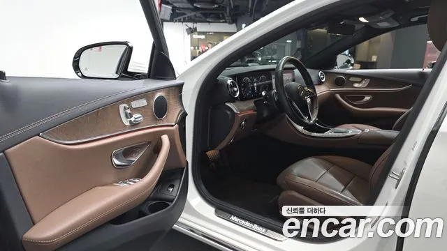 Mercedes-Benz E-Class 2022 — фото 10