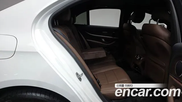 Mercedes-Benz E-Class 2022 — фото 11