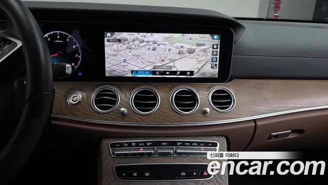 Mercedes-Benz E-Class 2022 — фото 13