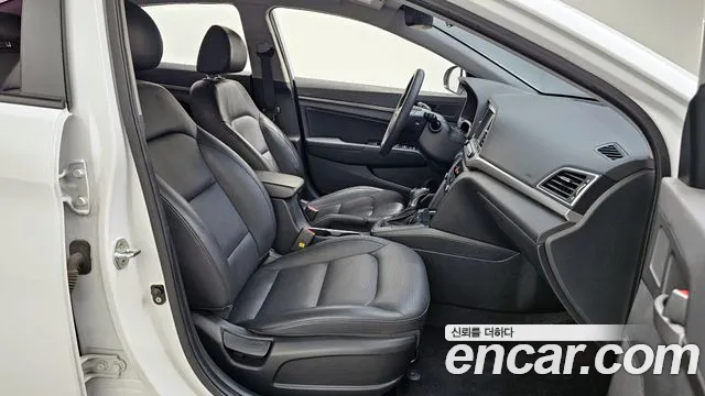 Hyundai AVANTE 2018 — фото 17