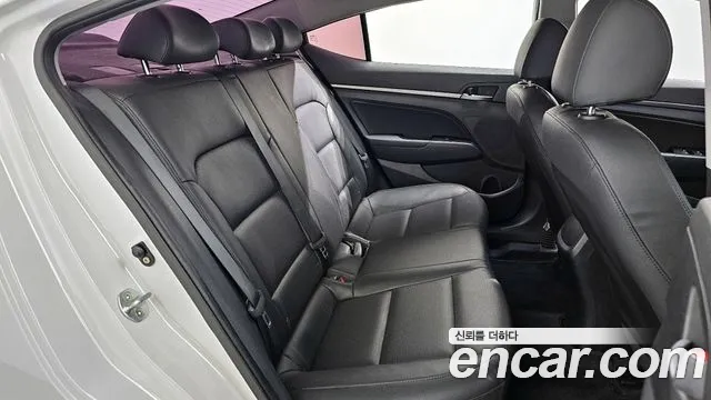 Hyundai AVANTE 2018 — фото 18