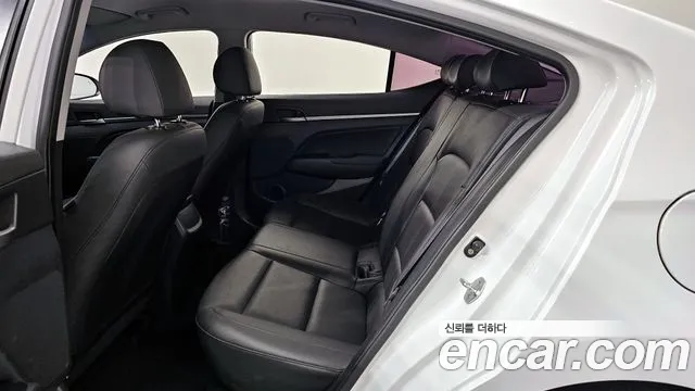 Hyundai AVANTE 2018 — фото 19