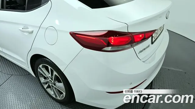 Hyundai AVANTE 2018 — фото 9