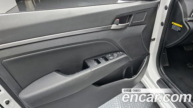 Hyundai AVANTE 2018 — фото 14