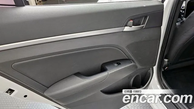 Hyundai AVANTE 2018 — фото 15