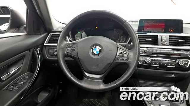 BMW 3-Series 2018 — фото 12