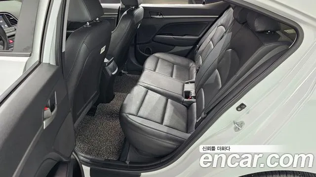 Hyundai AVANTE 2018 — фото 17