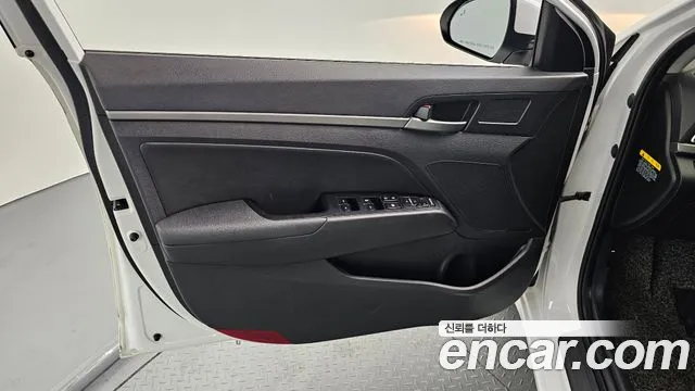 Hyundai AVANTE 2018 — фото 14