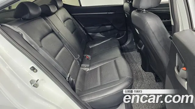 Hyundai AVANTE 2018 — фото 16