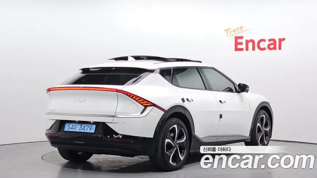 Kia EV6 2023 — фото 2