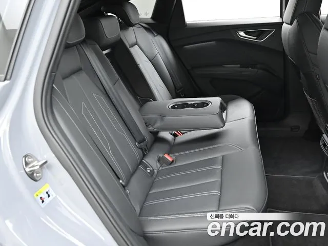 Audi Q4 e-tron 2025 — фото 12