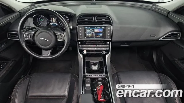 Jaguar XE 2016 — фото 7