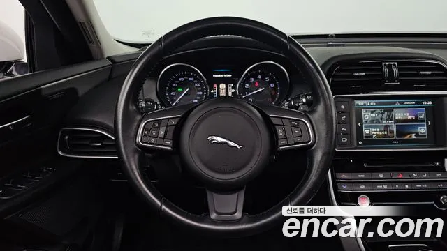 Jaguar XE 2016 — фото 13