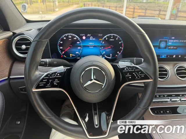 Mercedes-Benz E-Class 2023 — фото 16