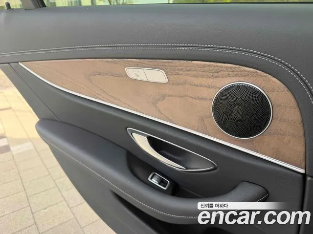 Mercedes-Benz E-Class 2023 — фото 18