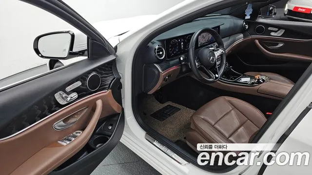 Mercedes-Benz E-Class 2022 — фото 13