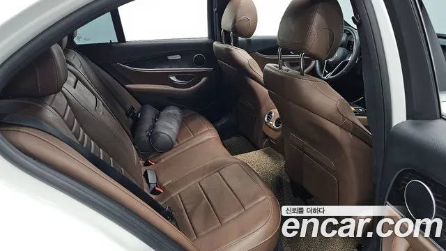 Mercedes-Benz E-Class 2022 — фото 18