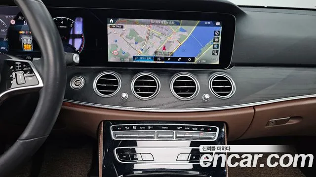 Mercedes-Benz E-Class 2022 — фото 20