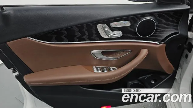 Mercedes-Benz E-Class 2022 — фото 14