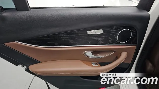 Mercedes-Benz E-Class 2022 — фото 15