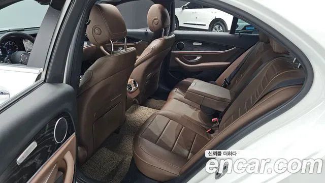 Mercedes-Benz E-Class 2022 — фото 16