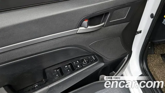 Hyundai AVANTE 2018 — фото 17