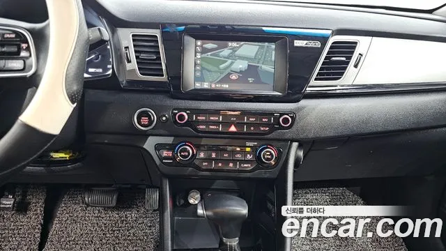 Kia Niro 2018 — фото 12